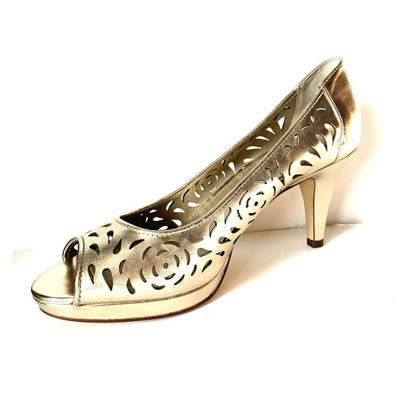 bandolino gold heels